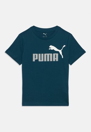 Mørk teal t-shirt med korte ærmer, rund hals og stort hvidt Puma-logo og tekst centreret foran.