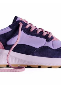 Kengät, joissa on sekoitus violettia mokkaa ja kangasta, vaaleanpunaisia korostuksia, teksturoitu pinta sekä valkoinen välikerros ja kuvioitu pohja.