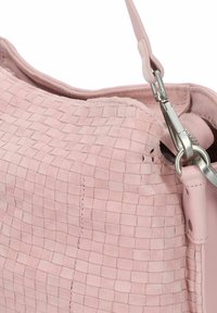 Borsa a tracolla intrecciata di pelle rosa chiaro con superficie texture, dotata di chiusura con cerniera e dettagli in metallo argentato. Tracolla regolabile.