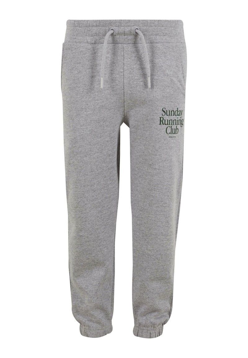Pelēki sporta bikses, kas veidotas no mīksta auduma, ar elastīgu jostu ar auklu, ar aprocēm pie potītēm un izšūtu uzrakstu 'Svētdienas skriešanas klubs' zaļā krāsā.