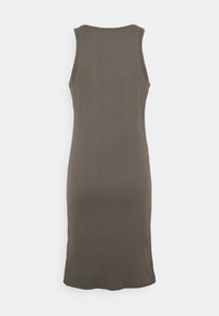 Robe débardeur kaki côtelée présentant une silhouette ajustée et une texture lisse, s'étendant jusqu'au milieu du mollet avec un col rond simple.