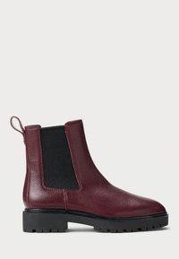 Burgundy nahka Chelsea -saappaat, joissa on teksturoitu pinta, joustavat sivupaneelit ja musta tasapohjainen kumipohja. Takana on vetoketju.