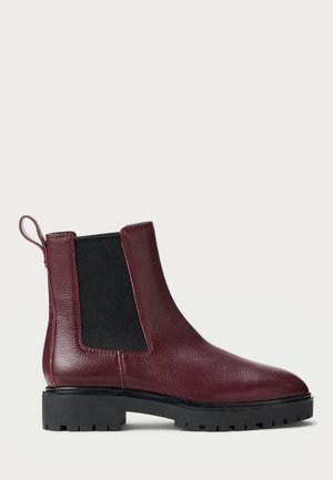 Stivali Chelsea in pelle bordeaux con finitura testurizzata, pannelli elastici laterali e suola piatta in gomma nera. Presentano un pratico passante sul retro.