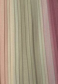 Campioni di tessuto in diverse tonalità di rosa e beige, caratterizzati da una texture liscia e lucida con un design plissettato e una larghezza costante.
