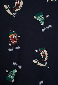 Tessuto blu navy con fantasie giocose di personaggi dei cartoni animati: un hot dog con skateboard, un bicchiere di bevanda e una verdura verde sorridente.