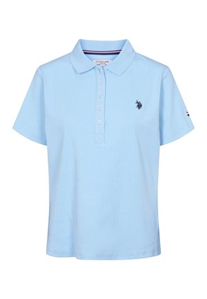 Gaiši zils īsroku polo krekls ar četrām pogām, apkakli un nelielu tumšu polo spēlētāja logotipu uz kreisā krūtīm.