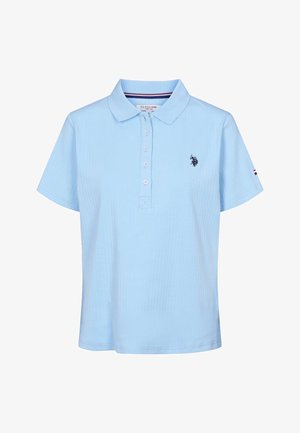 Svetlo modra polo majica s kratkimi rokavi, štirimi gumbi, ovratnikom in majhnim temnim logotipom igralca polo na levi prsni strani.