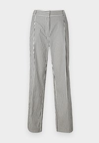 Gestreifte Hose in Schwarz und Weiß mit hoher Taille, weiter Beinweite und bügelgestreiften Falten für einen maßgeschneiderten Look.