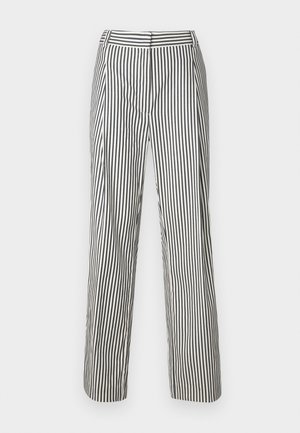 Fekete-fehér csíkos nadrág, magas derekú, széles lábakkal, préselt redőkkel a szakadt megjelenésért.