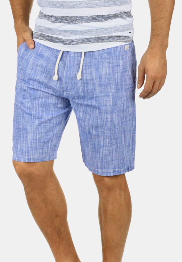 Menns blå shorts med et strukturert, linaktig stoff. Har elastisk midje med snøring og en avslappet passform.
