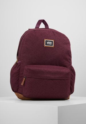 Bordowy plecak Vans z przednią kieszenią na suwak, bocznymi kieszeniami, brązową bazą, górnym uchwytem i naszywką z logo "Vans Off The Wall" z przodu.