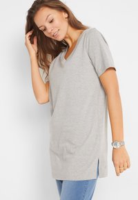 bonprix LONG MIT V-AUSSCHNITT UND KURZARM 2ER PACK BEQUEMES - T-shirt basic - grey