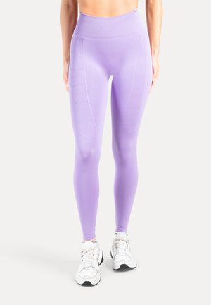 Leggings aderenti a vita alta di colore viola chiaro, realizzati in tessuto elasticizzato con una texture liscia e dettagli di cuciture sottili.