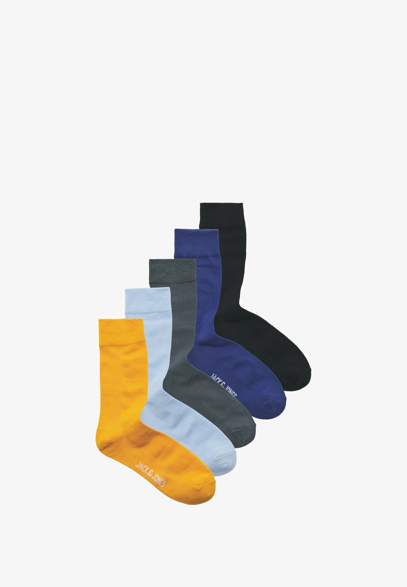 Vijf paar katoenen sokken getoond: geel, lichtblauw, donkergrijs, donkerblauw en zwart. Elk met een geribbelde boord en het logo "JACK & JONES".