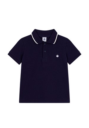 Marineblaues Poloshirt mit kurzen Ärmeln, weißen Akzenten am Kragen, zwei Knöpfen und kleinem weißen Segelboot-Logo auf der linken Brust.