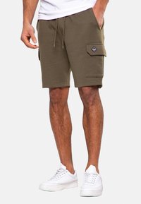 Olijfgroene shorts van een katoenmix, met een elastische tailleband, zijzakken en een cargozak met een zwart logo-label.
