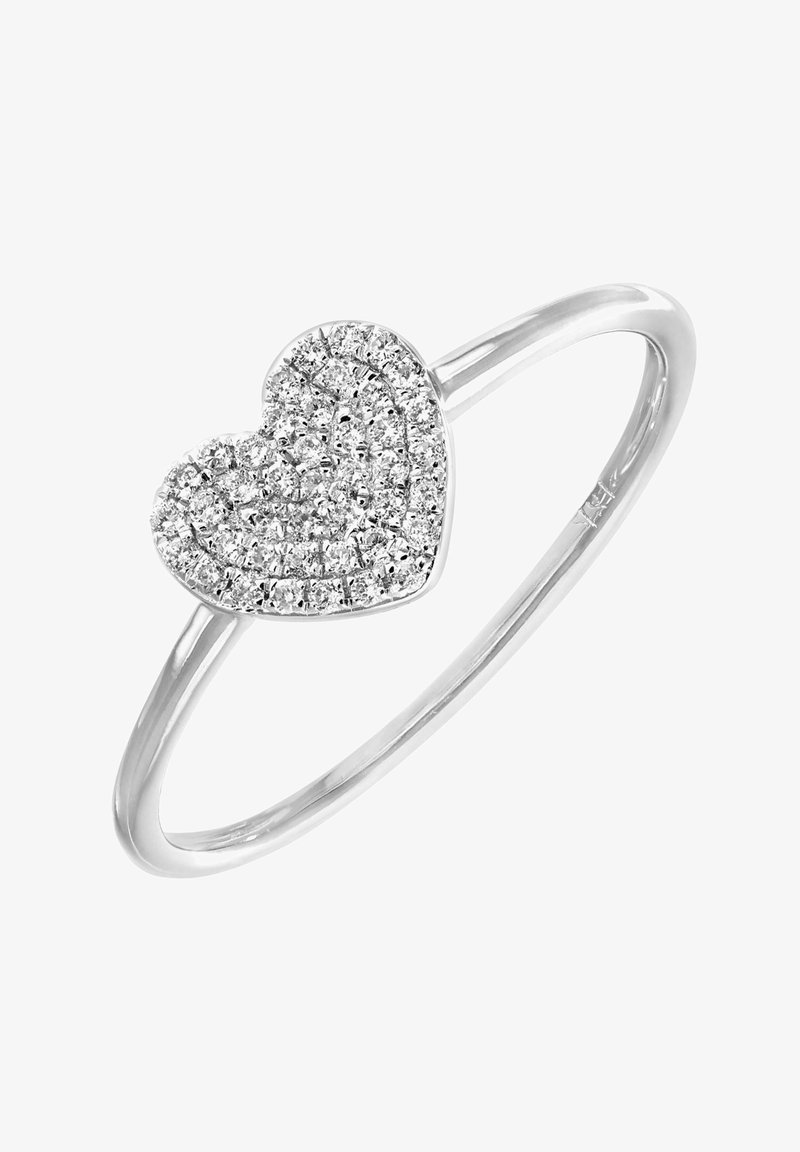 Srebrn prstan z vrhom v obliki srca, okrašen z več majhnimi prozornimi kamni, polirana banda, gladka tekstura in sijoča površina.