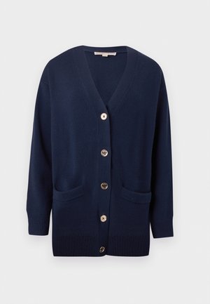 Cárdigan de punto azul marino con escote en forma de V, cinco botones dorados, dos bolsillos delanteros y puños y dobladillo acanalados para añadir textura.