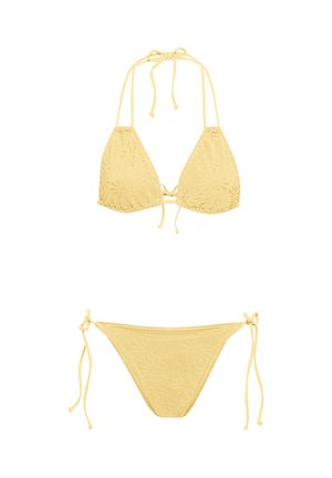 Kollane lillemustriga topeltkomplekt, millel on kolmnurkse kujuga ülaosa ja reguleeritavad külgedega nööritavad püksikud, valgel taustal.