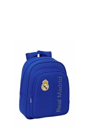 Niebieski plecak z logo i napisem Real Madryt, wyposażony w dwie komory na zamek oraz górny uchwyt.