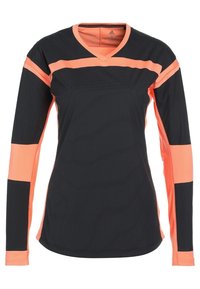 Maglietta sportiva a maniche lunghe nera con accenti corallo brillanti, caratterizzata da un colletto a V, tessuto testurizzato e design a pannelli contrastanti.