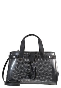 Černá perforovaná taška typu tote z průhledného materiálu, vybavená dvojitými uchy, odnímatelným popruhem a zipem se studenými kovovými detaily.
