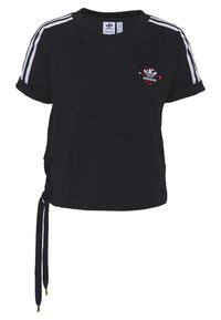 T-shirt nera a maniche corte con strisce bianche sulle spalle, caratterizzata da un logo ricamato a forma di cuori sul petto e un dettaglio con nodo laterale.