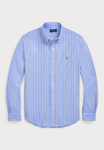 Svetlo modra srajca z gumbi z navpičnimi belimi in mornarsko modrimi črtami, ovratnikom, dolgimi rokavi in majhnim vezenim logotipom na prsih.