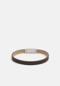 Bracciale in pelle marrone con superficie liscia, dotato di una chiusura in metallo di tonalità argentata. Il design è semplice con dettagli cuciti.