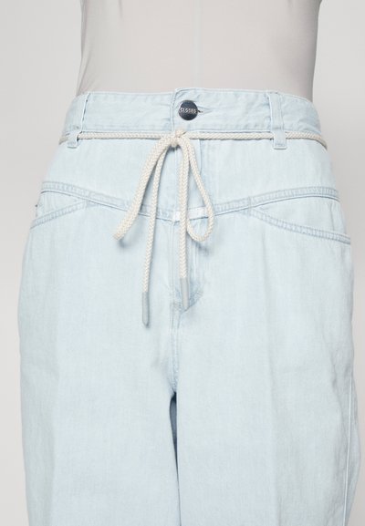 CLOSED ANNI - Calças de ganga de corte relaxado - light blue
