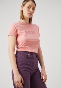 BOSS ELOGO - Marškinėliai su spaudiniu - light pastel pink