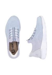 Scarpe da ginnastica azzurro chiaro con tomaia in maglia traspirante, lacci bianchi, design testurizzato e suola bianca imbottita; logo sul lato.