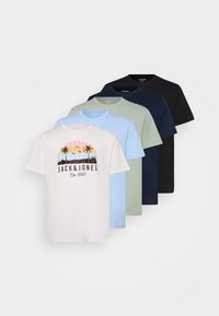 Pakke med fem t-shirts med korte ærmer i hvid, lyseblå, lysegrøn, mørkeblå og sort. Indeholder et grafisk print på den hvide t-shirt.