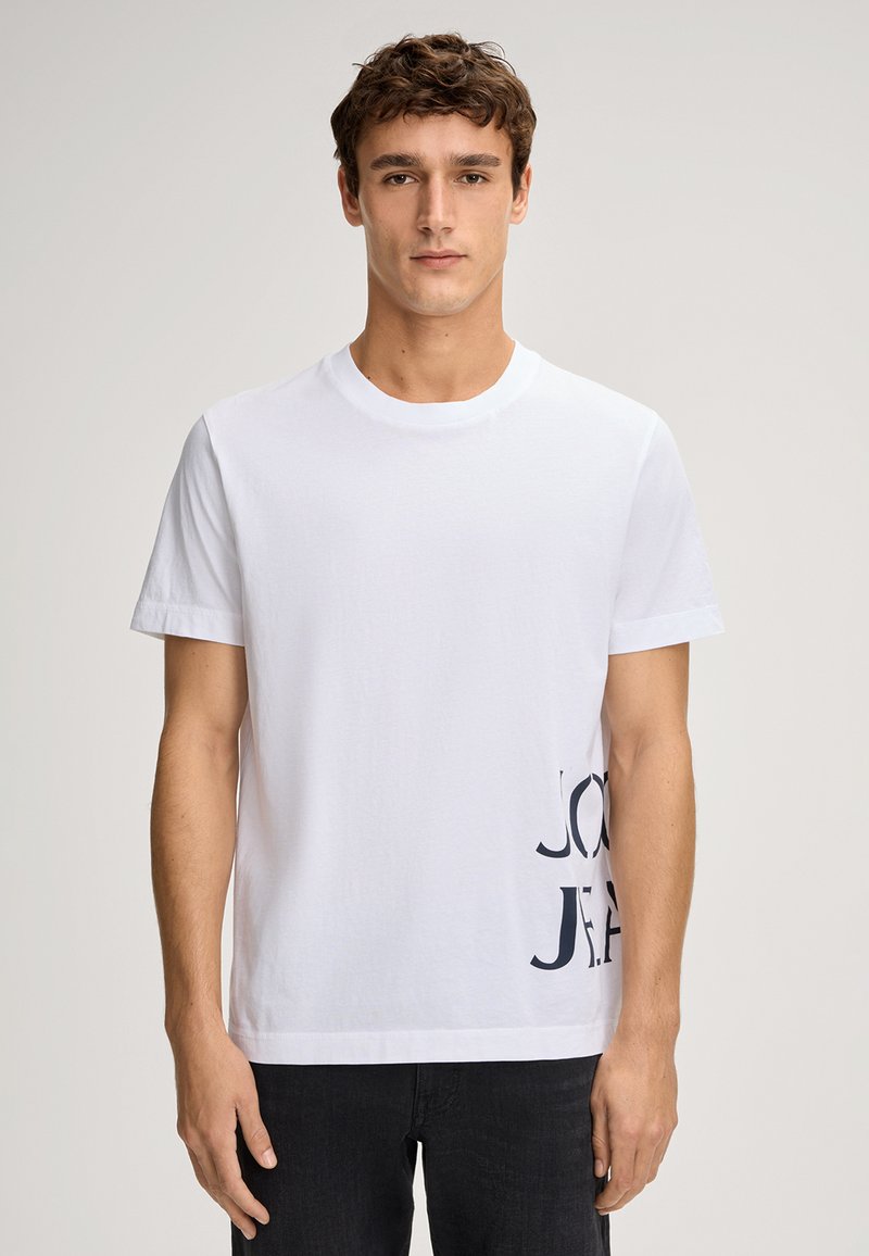 Weißes Baumwoll-T-Shirt mit Rundhalsausschnitt und kurzen Ärmeln, versehen mit einem grafischen Design in Dunkelblau auf der linken Seite.
