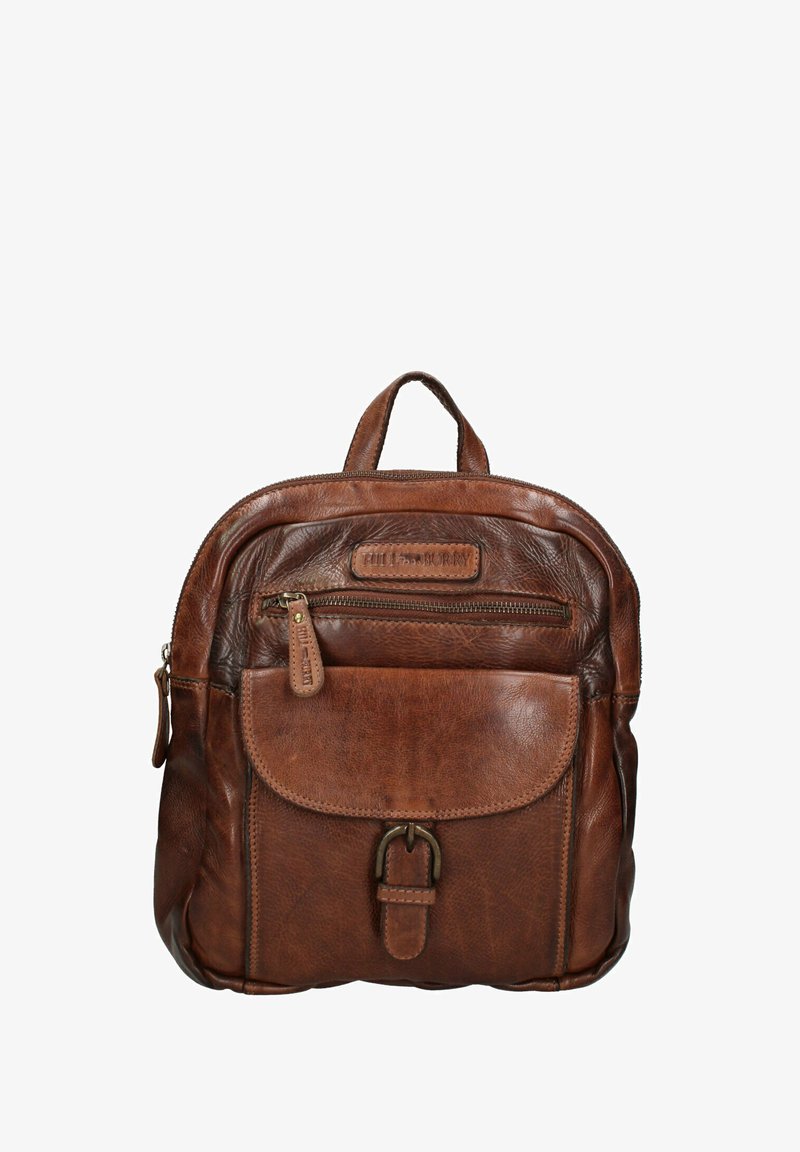 Sac à dos en cuir marron avec un compartiment principal zippé, une poche à rabat à l'avant et un détail de boucle. Dispose d'une poignée supérieure et d'une surface texturée.