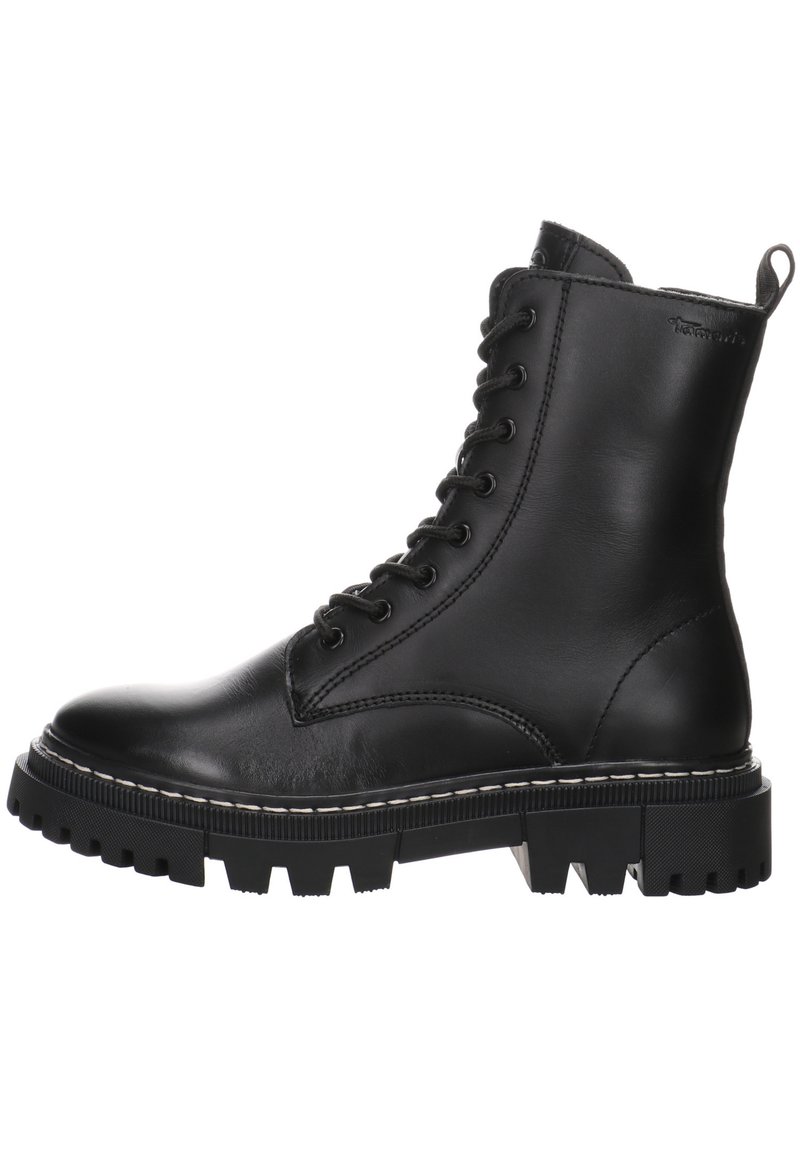 Botas de cuero negro con cordones, que tienen una suela texturizada robusta, con un empeine suave y costuras blancas en contraste a lo largo de la suela.