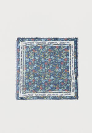 Quadratisches blaues Halstuch mit mehrfarbigem Blumenmuster, Fransen an den Rändern und weißem Rand mit wiederholtem Schriftzug "ZADIG & VOLTAIRE".