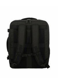 Zwarte rugzak met gewatteerde, verstelbare schouderbanden, gaaspanelen en een handvat aan de bovenkant. Heeft een rechthoekige vorm en stevige ritsen.