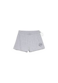 Pantalones cortos de algodón gris claro con cintura elástica y cordón. Presenta un detalle de logotipo negro en la parte frontal. Diseño simple y casual.