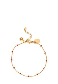 Zlatý náramek s červenými korálky, který má flexibilní design řetězu, karabinkové zapínání a dekorativní listovou přívěšení na místě zapínání.