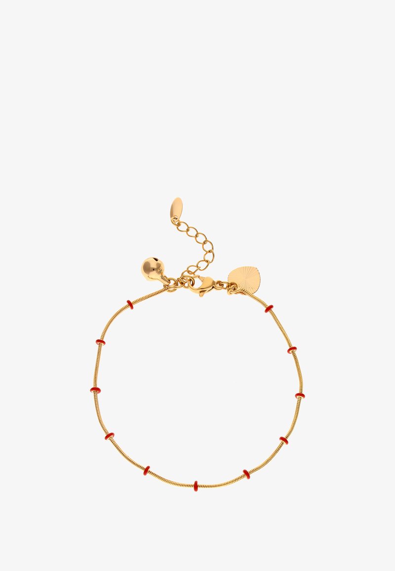 Zlatý náramek s červenými korálky, který má flexibilní design řetězu, karabinkové zapínání a dekorativní listovou přívěšení na místě zapínání.
