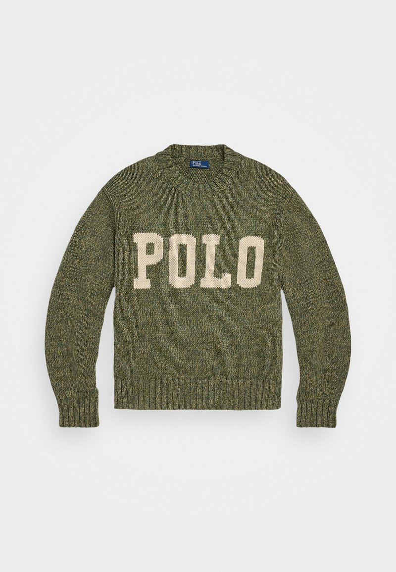 Dunkelgrüner Strickpullover mit Rundhalsausschnitt, der ein großes cremefarbenes "POLO"-Logo auf der Vorderseite sowie gerippte Bündchen und Saum hat.