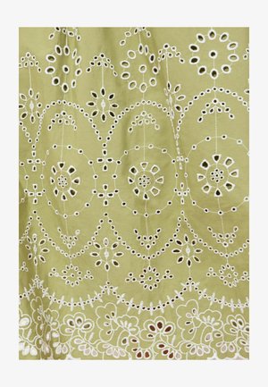 Jasnozielona tkanina z misternymi, białymi, haftowanymi wzorami kwiatowymi i okrągłymi, zawierającymi symetryczne wycięcia.