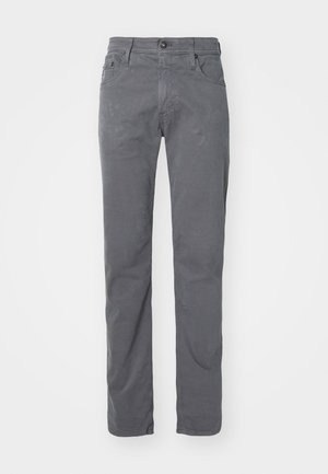 Chinos cinzentos em algodão com um design de pernas retas, apresentando fecho de botão, bolsos frontais e um tecido texturizado. Sem padrões ou detalhes visíveis.