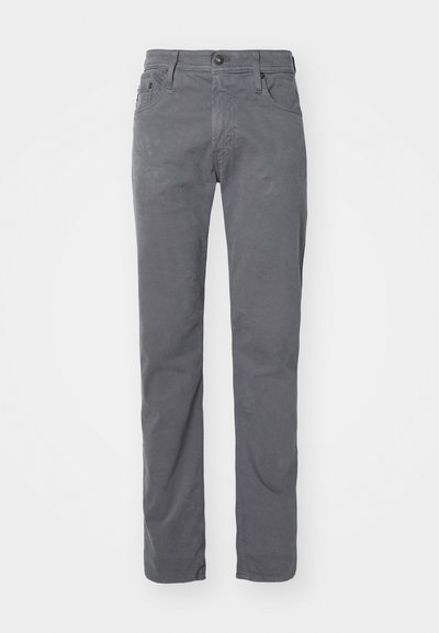 Chinos de algodón gris con un diseño de pierna recta, que cuentan con cremallera con botón, bolsillos frontales y una tela texturizada. Sin patrones ni acentos visibles.