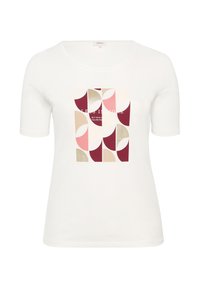 Witte t-shirt met korte mouwen, voorzien van een geometrisch ontwerp in roze, bordeaux, beige en goud, met de tekst "LESS IS MORE" in zwart.