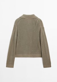 Pull en tricot marron clair avec col côtelé, manches longues et texture à maille ouverte. Comprend des épaules tombantes et une coupe courte.