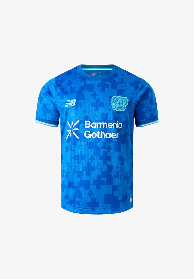 Blauw voetbalshirt met een gepixeld kruispatroon, Bayer Leverkusen-logo op de borst, New Balance-logo en "Barmenia Gothaer" sponsorschrift.