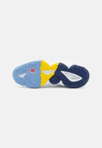 Suela de zapato en azul, amarillo y marino. Presenta caucho texturizado con patrones de agarre y un acento rojo cerca del talón.