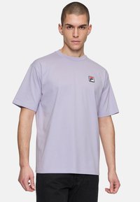 Camiseta de algodón de color p�úrpura claro con mangas cortas y cuello redondo. Presenta un pequeño logo bordado en el pecho. Corte estándar.